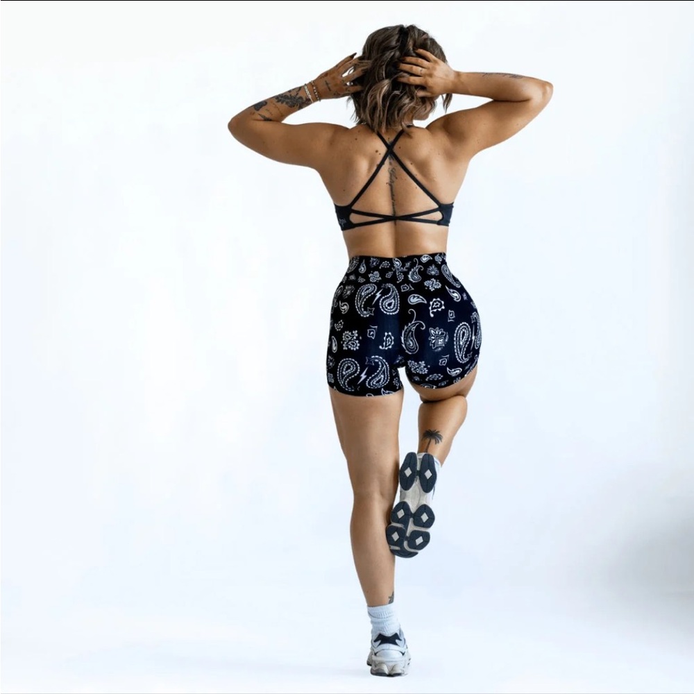 Vital Apparel Pinnacle Seamless Scrunch Butt Shorts Black White Paisley Small